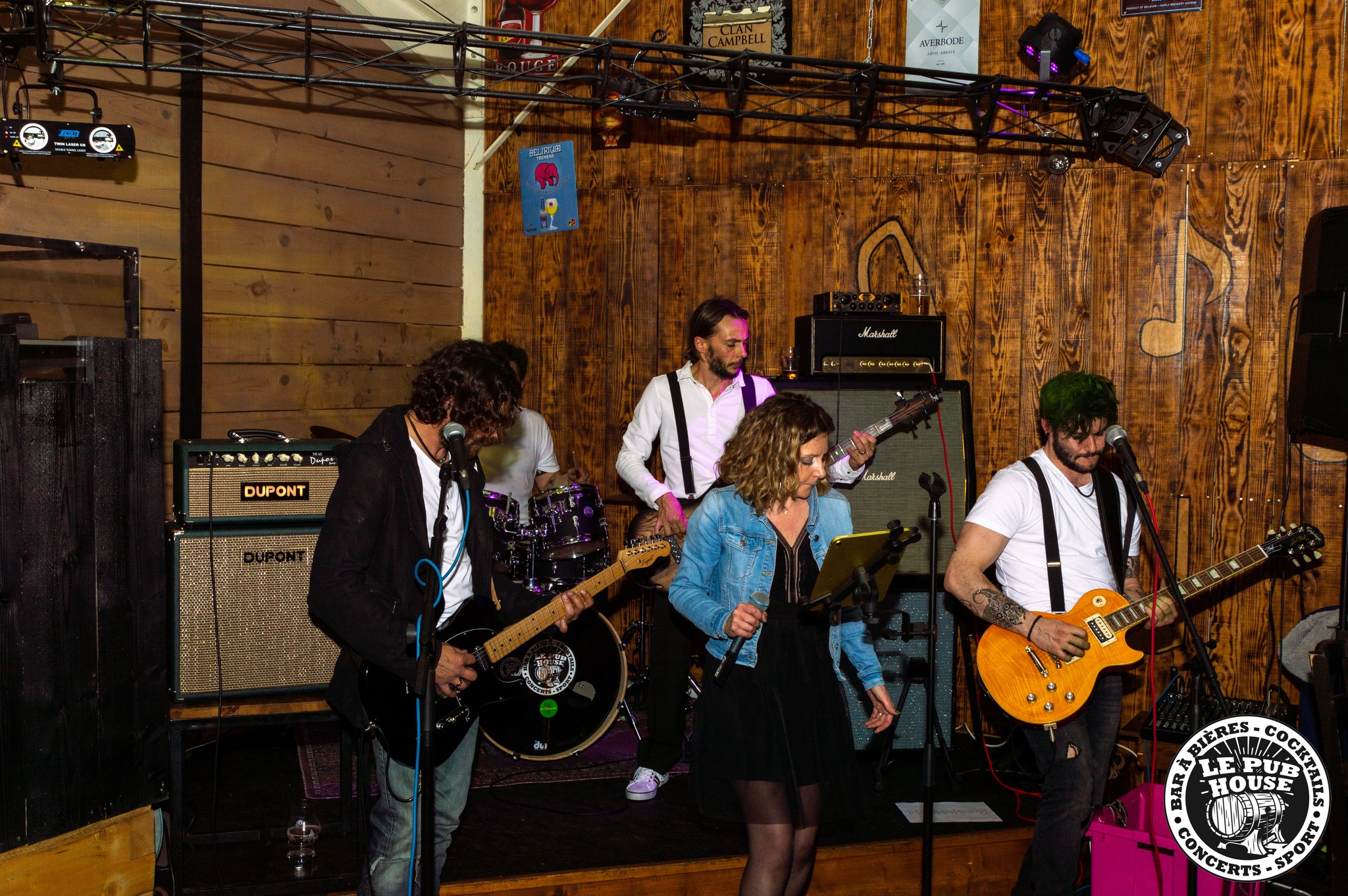 Bar intérieur du Pub House — bières et cocktails Vaux-sur-Mer